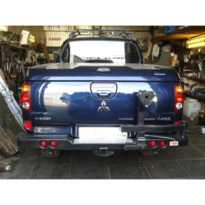 Бампер РИФ задний Mitsubishi L200 2005-2015 (куз. 1350 мм) с квадратом под фаркоп, калиткой и фонарями
