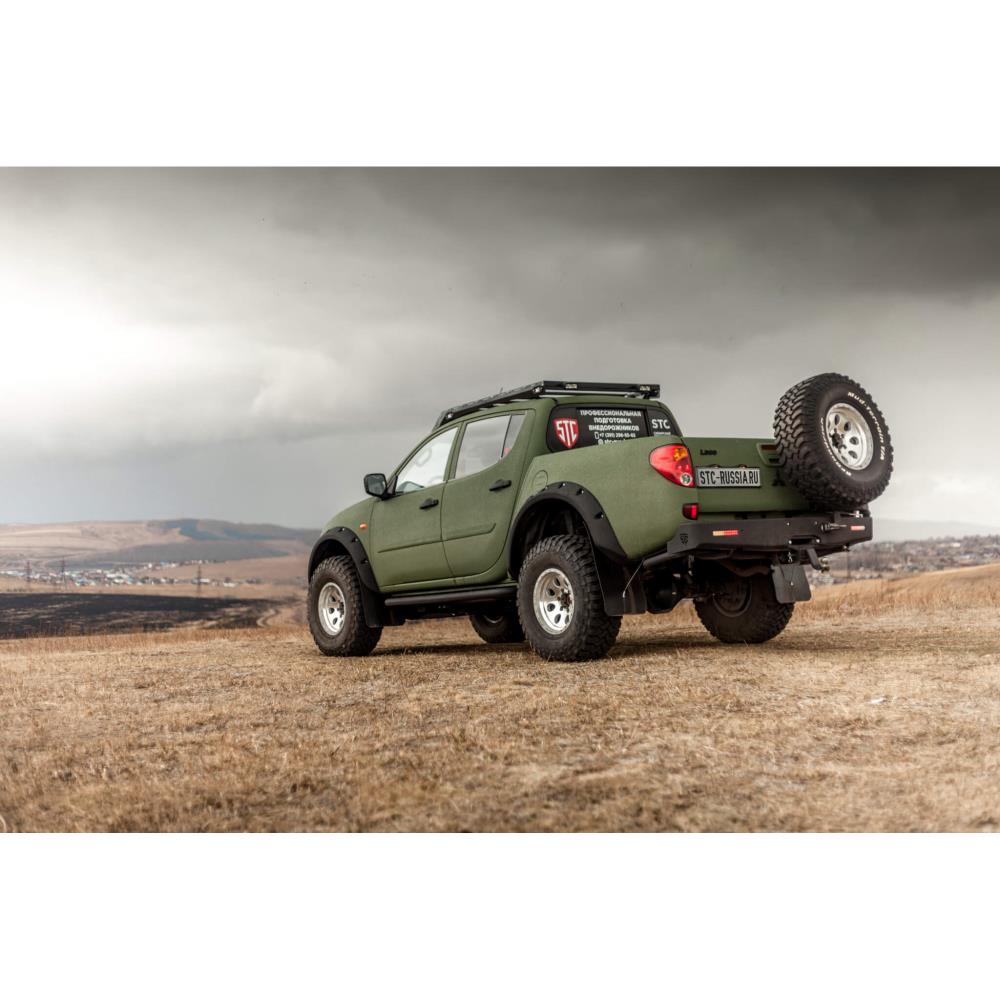 Задний силовой бампер Mitsubishi L200 2006-2015 с квадратом под фаркоп и фонарями