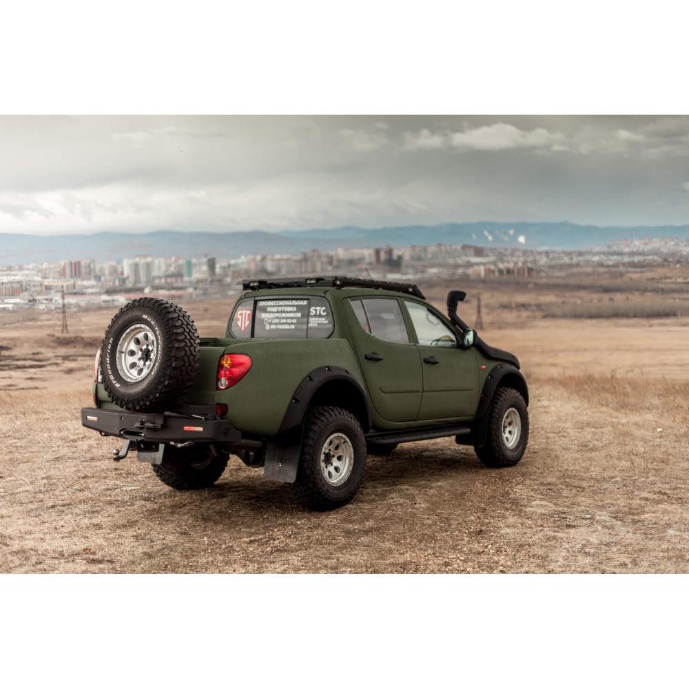 Задний силовой бампер Mitsubishi L200 2006-2015 с квадратом под фаркоп и фонарями